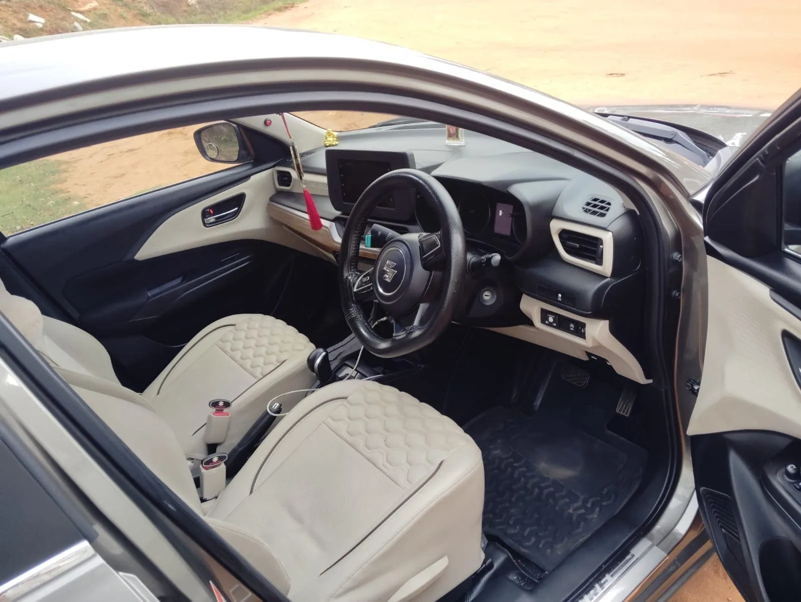 Sushi Travels Maruti Suzuki Dzire — photo 2 of 4