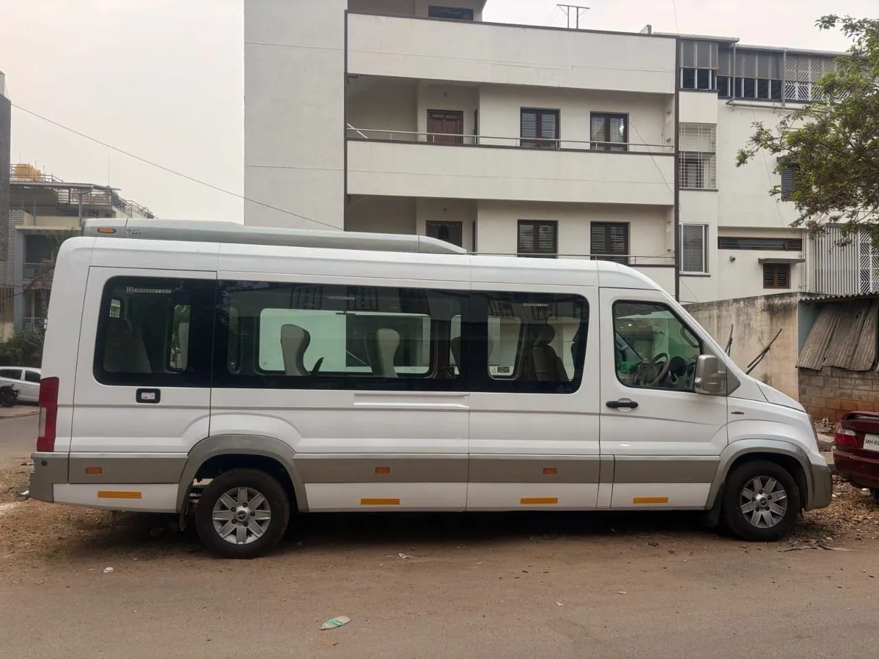 Sushi Travels Force Urbania Luxury 16-Seater — photo 9 of 10